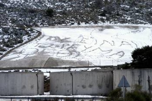 Οι κάτοικοι έγραψαν πάνω στις δεξαμενές που συλλέγουν το βρόχινο νερό στα Κομιτάτα, το γνωστό σύνθημα, ελαφρώς παραλλαγμένο...