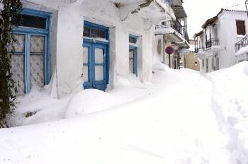 Στενή Δίρφυς. Κάτω από το χιόνι βρίσκεται η κεντρική πλατεία του χωριού...