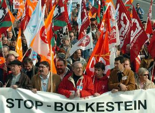 Οι πολιτικοί και συνδικαλιστικοί εκπρόσωποι του κεφαλαίου έβαλαν πλάτη για να περάσει αυτούσια η αντιδραστική οδηγία, παρά την πανεργατική κατακραυγή (φωτ. από κινητοποίηση στο Στρασβούργο τον περασμένο Φλεβάρη)