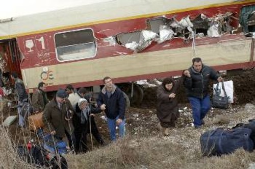 Ο απεγκλωβισμός των επιβατών του τρένου δεν ήταν εύκολος, καθώς τα βαγόνια που εκτροχιάστηκαν, βούλιαξαν στα μαλακά χώματα των καλλιεργήσιμων εκτάσεων