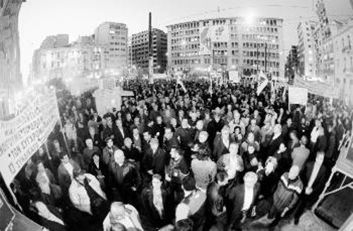 Κατάμεστη η πλατεία Κάνιγγος από τους διαδηλωτές της Αθήνας