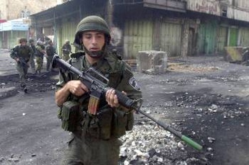 Ισραηλινός στρατιώτης έτοιμος να υποδεχτεί με σφαίρες τους διαδηλωτές