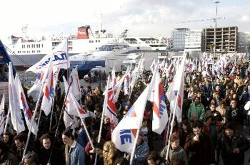 Με μια μεγάλη, όσο και μαχητική συγκέντρωση και πορεία στο υπουργείο Εμπορικής Ναυτιλίας, χτες το απόγευμα, διαδηλώθηκε η απόφαση της συνέχισης του αγώνα