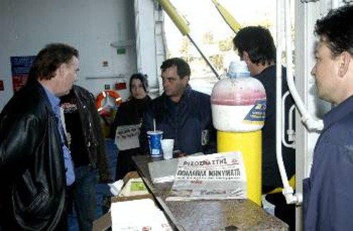 Από παλιότερη εξόρμηση με τον «Ριζοσπάστη» στα πληρώματα των πλοίων στον Πειραιά