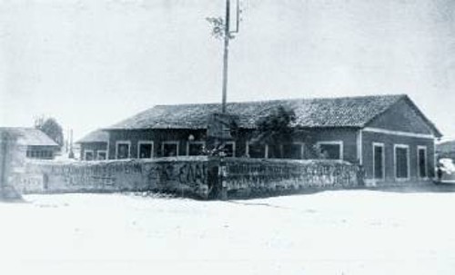Η μάντρα του παλιού ταπητουργείου όπου έγιναν οι εκτελέσεις