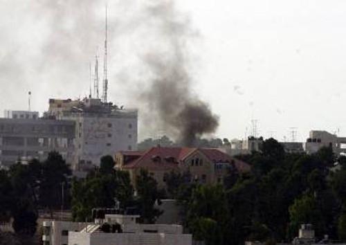 Ο ουρανός της Ραμάλλας σκοτείνιασε από τον καπνό λίγο μετά το βομβαρδισμό των Ισραηλινών κατά της οικίας του Γ. Αραφάτ