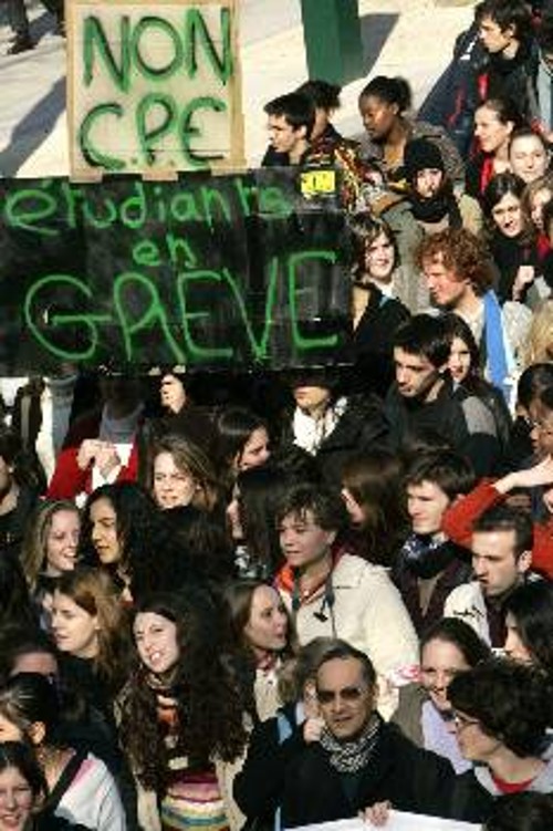 Γάλλοι νεολαίοι διαδηλώνουν ενάντια στους νόμους που στο όνομα της ανεργίας τους παραδίδουν σαν τζάμπα εργατική δύναμη στο κεφάλαιο (φωτο αρχείου)