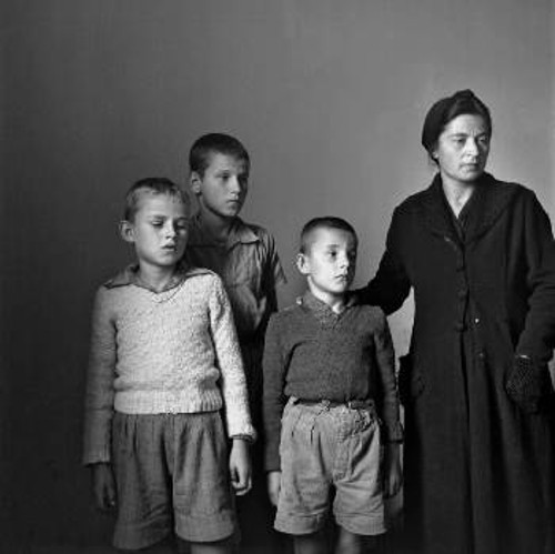 «Μάνα με παιδιά», 1945-1947