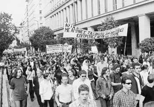 Το δικό τους «παρών» έδωσαν οι νέοι στην απεργιακή κινητοποίηση της Τρίτης