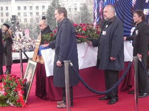 Ο Θ. Κωνσταντινίδης, μέλος του ΠΓ της ΚΕ του ΚΚΕ, συμμετέχει στην τιμητική φρουρά