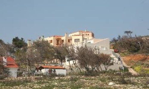 ΠΕΝΤΕΛΗ: Η «αναδάσωση» της ΝΔ. 2005: Η έκταση που βρίσκεται μεταξύ Νταού Πεντέλης και Καλλιτεχνούπολης είχε καεί. Η κυβέρνηση είχε υποσχεθεί αναδάσωση. Μόνο που και αυτή έγινε με ...βίλες