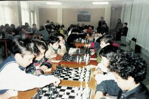 Αποψη από αγώνες σκακιού μεταξύ μαθητών και μαθητριών του Δημοτικού Σχολείου