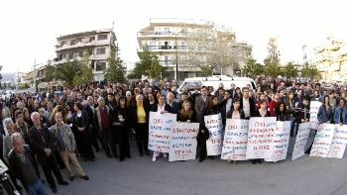 Από τη χτεσινή συγκέντρωση έξω από το «Αγία Βαρβάρα». Στο βήμα, ο Γ. Μαυρίκος