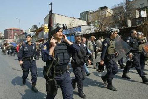 Στην Τουρκία (εδώ στην Ιστανμπούλ) ο στρατός στους δρόμους βαράει στο ψαχνό