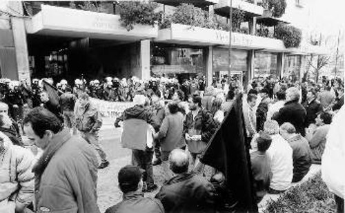 Στα γραφεία των διαλόγων της απάτης σέρνει τους εργαζόμενους η πλειοψηφία του σωματείου, μετά από μήνες κινητοποιήσεων