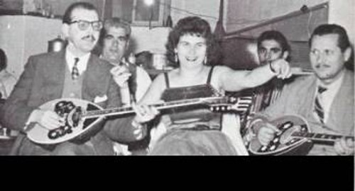 Από αριστερά ο Σπύρος Καλφόπουλος, η Νανά, ο Νίκος Βούλγαρης, ο Κώστας Κανέλος (κιθάρα, τραγούδι), και ο Αργύρης (ακορντεόν), στα Μέγαρα (1957)