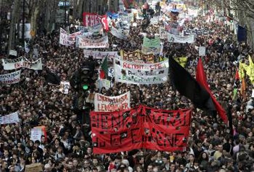 Από τις περσινές μεγάλες διαδηλώσεις εργατών - φοιτητών, ενάντια στις αντιδραστικές μεταρρυθμίσεις στην εργατική νομοθεσία