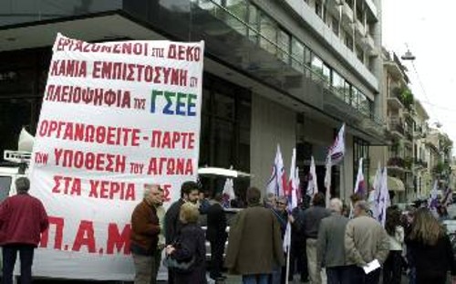 Από παλιότερη κινητοποίηση του ΠΑΜΕ ενάντια στις εργασιακές ανατροπές στις πρώην ΔΕΚΟ
