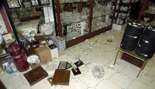 Καταστροφές σε υαλοπωλείο από το σεισμό στη Ζάκυνθο
