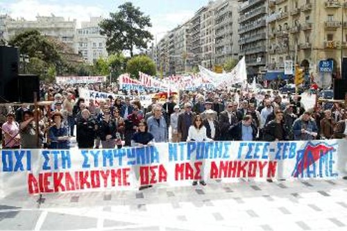 Δύο μέρες μετά την υπογραφή της σύμβασης ΓΣΕΕ - ΣΕΒ, που δίνει αυξήσεις 1 ευρώ τη μέρα, πρωθυπουργός και κυβερνητικά στελέχη διαπίστωναν την ...ύπαρξη φτώχειας!