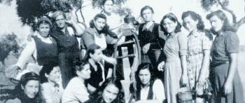 Εξόριστες στο Τρίκερι, περιμένοντας για μια στάλα πόσιμο νερό