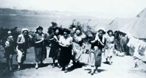 Μερικές από τις γυναίκες, τη μέρα της άφιξής τους στο Μακρονήσι