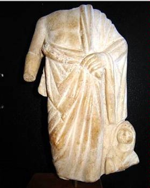 Ακέφαλο ανδρικό αγαλματίδιο, ένα από τα αντικείμενα της αρχαιοκαπηλικής«συλλογής»