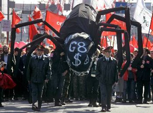 Από τη μεγάλη διαδήλωση των κομμουνιστών στο Λένιγκραντ (το «G8» συμβολίζεται με αράχνη)