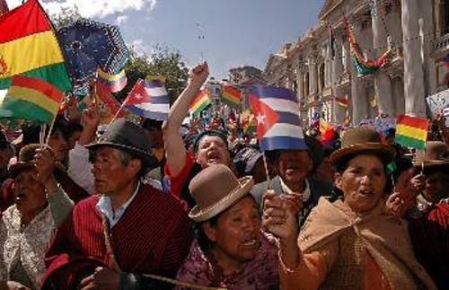 Ο βολιβιανός λαός διεκδικεί να βαθύνουν οι αλλαγές και στηρίζει τη νέα κυβέρνηση με τον Μοράλες