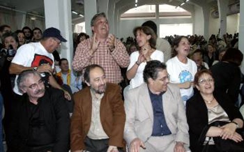 Η ΓΓ της ΚΕ του ΚΚΕ και άλλα μέλη του ΠΓ, ενώ παρακολουθούν την εκδήλωση