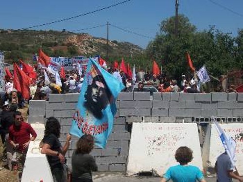 Σε παράταξη έξω από τη βάση της Σούδας