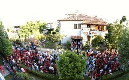 Εκατοντάδες μέλη και φίλοι της ΚΝΕ, νέοι εργάτες, υπάλληλοι, μαθητές, φοιτητές, σπουδαστές παραβρέθηκαν στα χτεσινά εγκαίνια