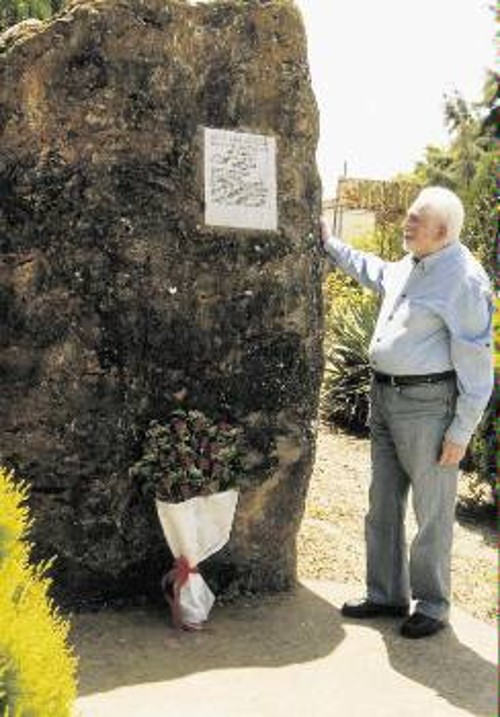 Ο Κ. Νίτσοςστο μνημείοτου Κ. Βιδάλη