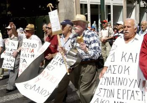 Με κάτω από 540 ευρώ το μήνα προσπαθούν να τα φέρουν βόλτα δυο στους τρεις συνταξιούχους του ΙΚΑ
