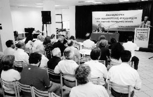 Ενα προς ένα όλα τα σημεία του Κώδικα που «χτυπούν» ακόμα περισσότερο τα λαϊκά συμφέροντα παρουσίασε χτες ο Σπ. Χαλβατζής (φωτ. από τη συνέντευξη)