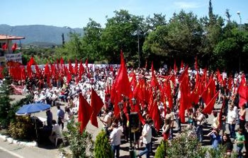 Νεολαίοι και αγωνιστές της Αντίστασης παρακολουθούν τους ομιλητές στα Τρόπαια Αρκαδίας
