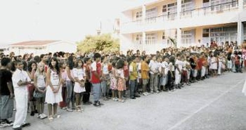 Ηδη από την τρυφερή παιδική ηλικία χιλιάδες μαθητές περνούν τα απογεύματά τους στα φροντιστήρια. Και η λαϊκή οικογένεια από πολύ νωρίς καλείται να βάλει βαθιά το χέρι στην τσέπη για τη μόρφωση των παιδιών