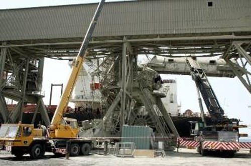 Τσιμεντάδικο «Τιτάν»: Εκλεισε την παραλία, απαγορεύει τη διέλευση από τον παραλιακό δρόμο, κατέστρεψε τα αρχαία και πριν δύο χρόνια ακριβώς σ' αυτό το σημείο δύο εργάτες έπεσαν νεκροί: Ο Κανελλόπουλος όμως ανακηρύχτηκε από το Δήμο Ελευσίνας«ευεργέτης»!