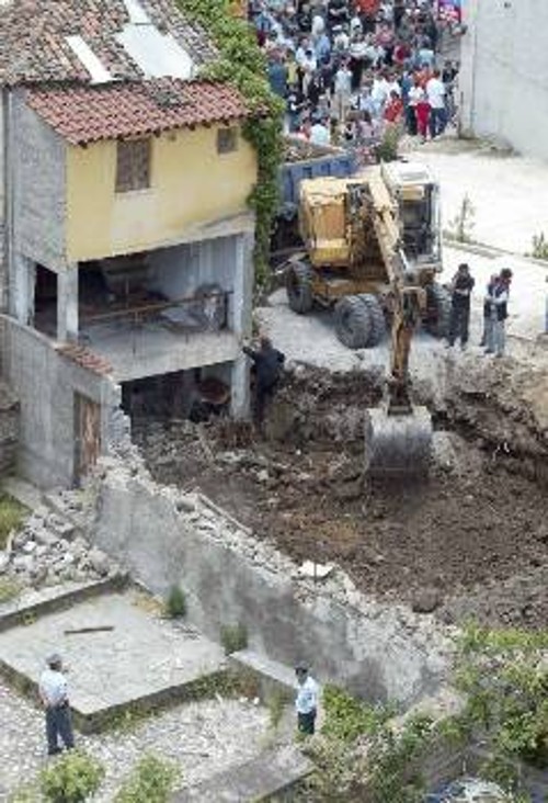 Το σπίτι, όπου γίνονται οι έρευνες για τον 11χρονο Αλεξ Μεχισβίλι
