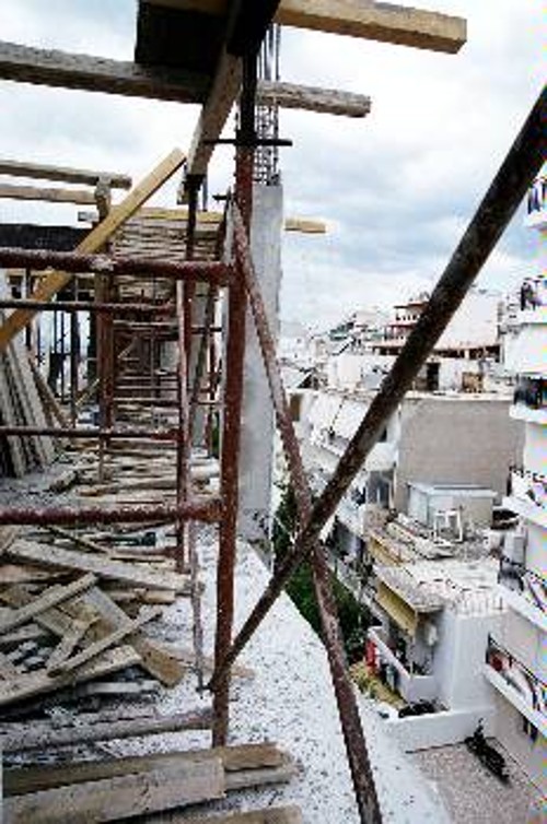 Βαρύ φόρο αίματος πληρώνει ο κλάδος των οικοδόμων. Στις 9 Ιούνη, στο Πέραμα (φωτ.) ο 26χρονος Λαζά Νόκα σκοτώθηκε πέφτοντας απ' τον 6ο όροφο