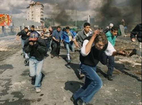 Παλαιστίνιοι διαδηλωτές καλύπτονται από τις σφαίρες και τα δακρυγόνα...