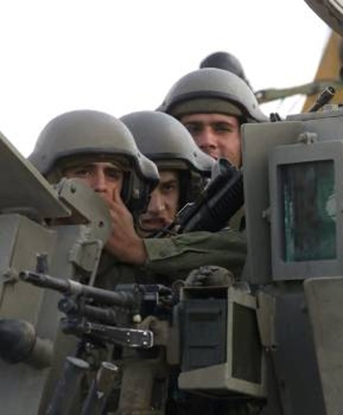Ισραηλινοί στρατιώτες λαμβάνουν προφυλάξεις λίγα λεπτά μετά τη χτεσινή επίθεση αυτοκτονίας