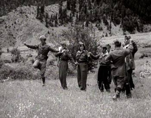 Πολεμάμε και τραγουδάμε...