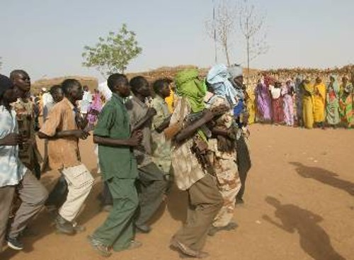 Ενοπλες ομάδες στο Νότιο Σουδάν. Οι ενδοσουδανικές συγκρούσεις υποδαυλίζονται συστηματικά από τις ιμπεριαλιστικές δυνάμεις που βάζουν πόδι στην Αφρική