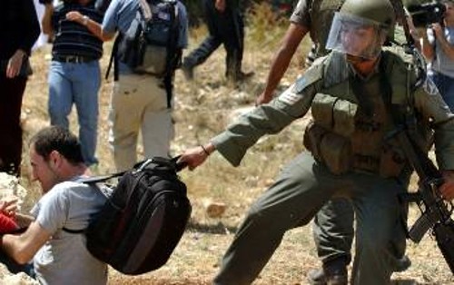 Καθημερινές είναι οι συγκρούσεις του ισραηλινού στρατού με διαδηλωτές που εναντιώνονται στο χτίσιμο του διαχωριστικού τείχους