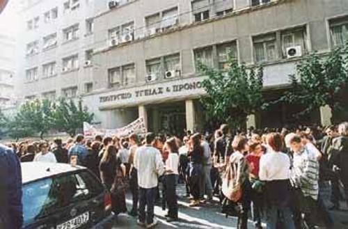 Μετά την συγκέντρωση στο υπουργείο Υγείας οι φοιτητές της Ιατρικής θα κάνουν αύριο συγκέντρωση στο υπουργείο Παιδείας