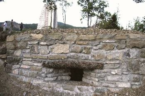 Το πολυβολείο του ΔΣΕ που ανακατασκευάστηκε στο χώρο όπου σήμερα θα γίνει και η αποκάλυψη ενός συμβολικού μνημείου
