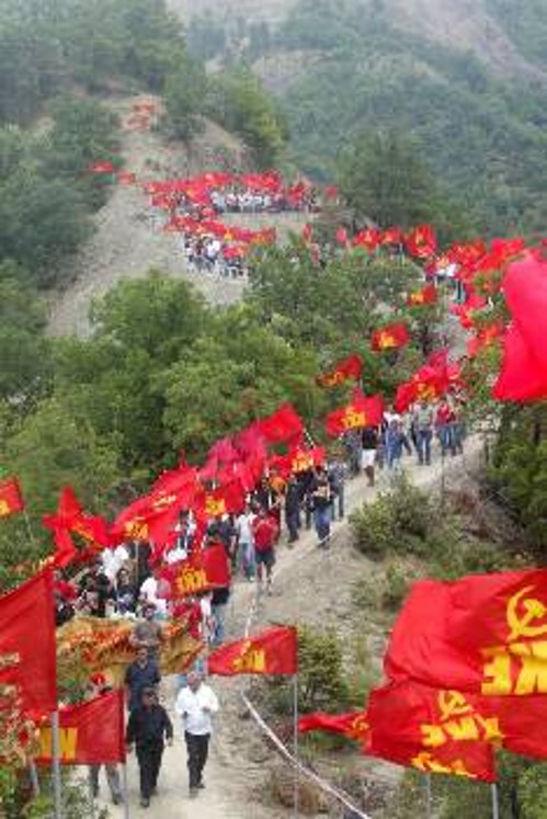 Το κόκκινο ποτάμι ανεβαίνει στο μνημείο