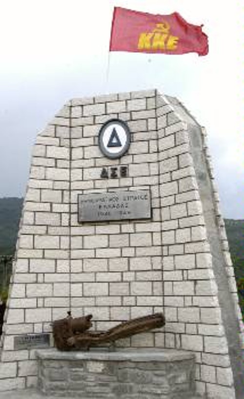 Το μνημείο που στήθηκε στη Λυκόρραχη, στη σημερινή του μορφή, καθώς οι εργασίες για την ολοκλήρωσή του συνεχίζονται