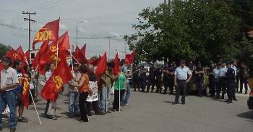 Εξω από το στρατόπεδο «Κανδηλάπτη»